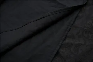 Makro-Detail des schwarzen Oktoberfest-Kleidstoffs mit Jacquard-Spitze und Nähten
