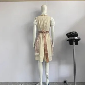 Vue arrière d'une robe de serveuse Oktoberfest crème avec un nœud en soie rose et dentelle