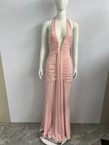Dettaglio dell'abito lungo rosa con scollo all'americana e design increspato