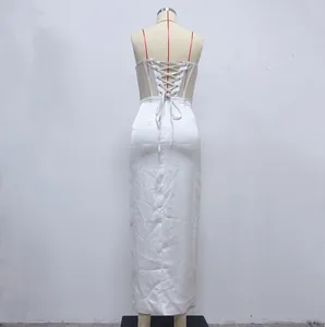Dettaglio dell'elegante design stringato sul retro di questo abito a corsetto bianco