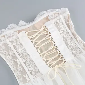 Dettaglio di un abito a corsetto bianco stringato con pizzo e stecche di balena
