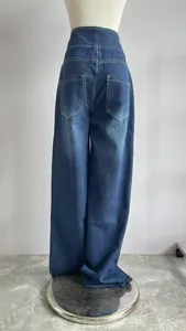 Vue arrière détaillée d'un jean en denim à jambes larges et taille haute sur un mannequin