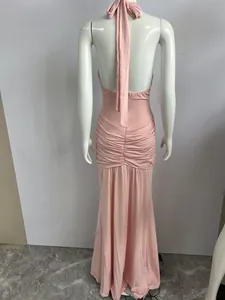 Vista posteriore di un elegante abito lungo rosa con scollo all'americana e ricci
