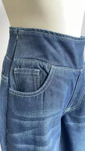 Détail de la taille haute d'un jean large montrant les poches et la qualité des coutures