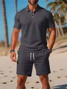 Stilvolles dunkelgraues Poloshirt- und Shorts-Set für Herren für den Sommerurlaub