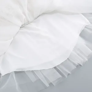 Vista macro dell'orlo in tulle bianco e della morbida fodera di un abito elegante