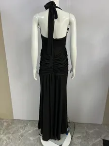 Vista posteriore dettagliata di un elegante abito nero con scollo all'americana