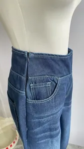 Gros plan d'un jean taille haute avec fermeture éclair latérale et détails de poches