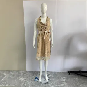 Elegantes traditionelles deutsches Dirndl für das Oktoberfest mit beiger Spitze und Stickerei