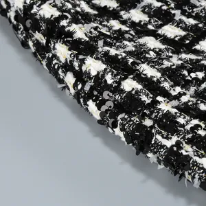 Primer plano de tela de tweed a cuadros blancos y negros con lentejuelas brillantes
