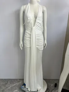 Elegante abito lungo bianco con scollo a V profondo e dettaglio arricciato per vacanza