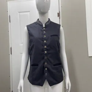 Chaleco formal gris oscuro para hombre con cuello mandarín en maniquí para bodas
