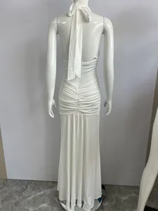 Abito lungo bianco senza schiena all'americana con dettaglio drappeggiato, vista posteriore