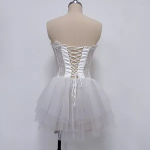 Vista posteriore dettagliata di questo abito corsetto bianco con gonna tutu in tulle