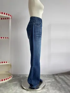 Vue latérale d'un jean évasé à taille haute avec un effet de délavage moustache chic