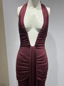 Vista dettagliata dello scollo a V profondo e ruches eleganti su un abito bordeaux