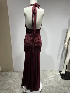 Vista posteriore dettagliata di un elegante abito lungo bordeaux con scollo all'americana