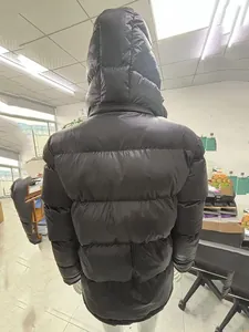 Chaqueta acolchada negra pesada con capucha para hombre y costuras horizontales, vista trasera.