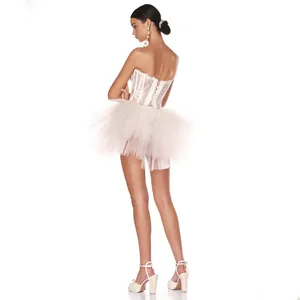 Elegante abito tutu a fascia bianco con corpetto in pizzo e gonna a palloncino in tulle