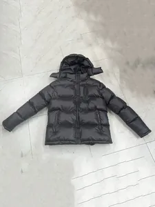 Vista frontal de chaqueta acolchada negra con capucha para hombre y bolsillos con cremallera.