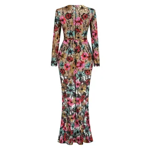 Elegante achterkant van kleurrijke geborduurde mesh zeemeerminjurk met lange mouwen