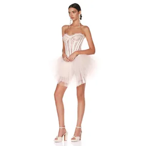 Elegante abito corto a corsetto in pizzo bianco con gonna in tulle voluminosa e senza spalline