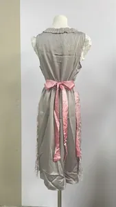 Vista posteriore dettagliata di un abito da cameriera grigio con fiocco rosa in raso
