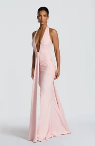 Elegante abito lungo rosa a trapezio con scollo all'americana e dettagli arricciati