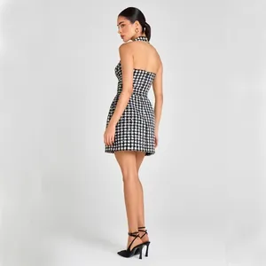 Elegante vestido corto línea A de tweed a cuadros blanco y negro con lentejuelas brillantes.