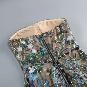 Détail d'une robe de soirée bustier avec broderie florale à paillettes et fermeture éclair