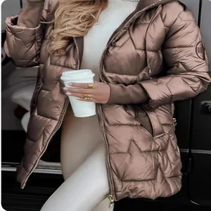 Piumino con cappuccio bronzo metallizzato, cappotto invernale trapuntato media lunghezza