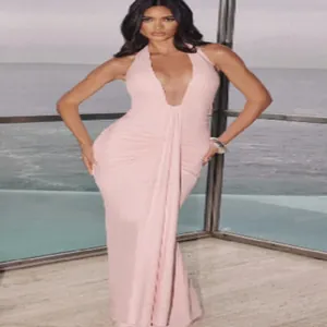 Elegante abito lungo rosa a lupetto con scollo a V profondo e dettagli arricciati lusinghieri
