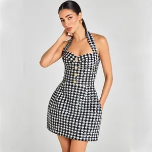 Elegante mini vestido evasé de tweed a cuadros blancos y negros con escote halter retro