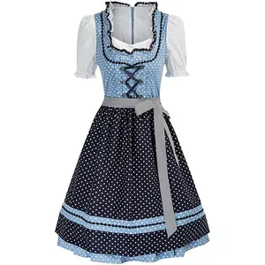 Dettaglio dell'abito bavarese Dirndl a pois blu con corpetto stringato e grembiule