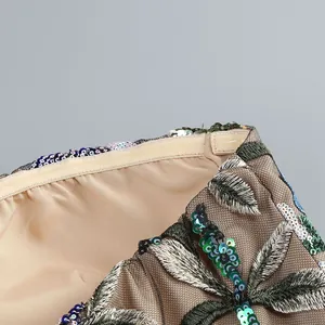 Détail de paillettes brodées et baleines de maintien sur la robe de soirée