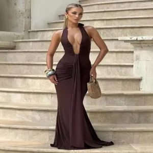 Elegante abito lungo marrone con scollo all'americana e profondo scollo a V arricciato.