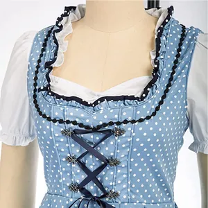 Dettaglio del costume da cameriera a pois blu con corpetto stringato e bordi a volant