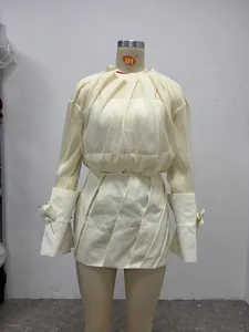 Elegantes französisches dreiteiliges Set mit transparenter Bluse und Plissee-Rock