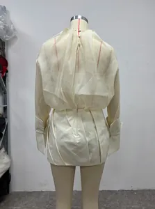 Rückenansicht von elfenbeinfarbenem französischem Hemd und figurbetontem Kleid im 3er-Set
