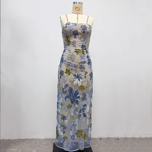 Robe longue élégante brodée de fleurs avec paillettes sur un mannequin.