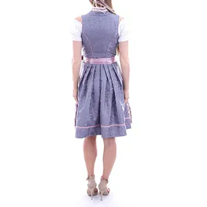 Vista posteriore di un abito Dirndl in damasco grigio con dettagli rosa per l'Oktoberfest