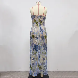 Vue arrière d'une élégante robe de soirée bustier à fleurs et paillettes avec fermeture éclair