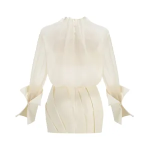 Rückansicht eines eleganten französischen Sets aus cremefarbener transparenter Bluse und Rock