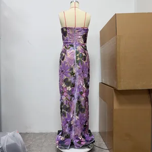 Détail arrière d'une robe de soirée violette brodée avec fleurs et paillettes sur un mannequin