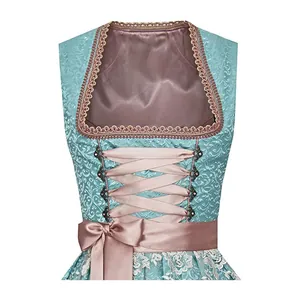 Dettaglio dell'abito Dirndl in jacquard verde acqua con nastri rosa e pizzo.