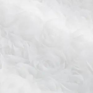 Λεπτομερής κοντινή λήψη τρισδιάστατων τριαντάφυλλων σε κομψό λευκό φόρεμα πάρτι