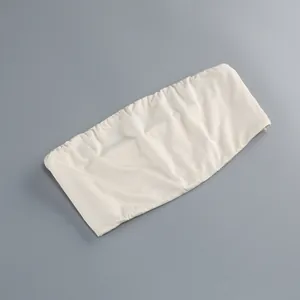 Nahaufnahme eines beigen elastischen Bandeau-Tops mit Falten