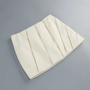 Cremefarbener Minirock mit Falten, eleganter Drapierung und schmaler Passform.