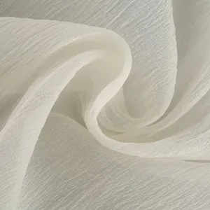 Makroansicht der weißen, durchsichtigen, plissierten Chiffon-Stofftextur