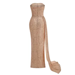 Vista posteriore di un elegante abito lungo in paillettes oro rosa senza spalline con spacco